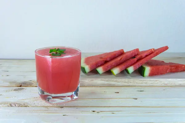 Jus semangka dengan daun mint dan buah iris di kayu b — Stok Foto