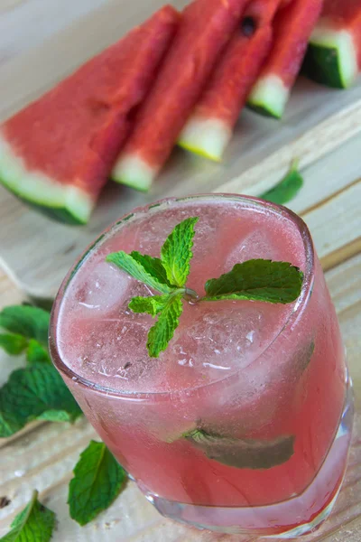 Vaso de jugo de sandía fresca con hojas de menta y hielo, en woo —  Fotos de Stock