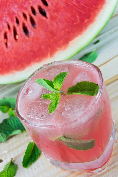 Bardak taze karpuz suyu ile nane yaprakları ve buz, üzerinde woo