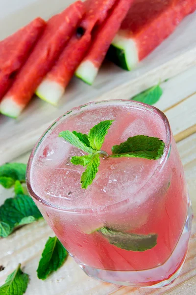 Vaso de jugo de sandía fresca con hojas de menta y hielo, en woo —  Fotos de Stock