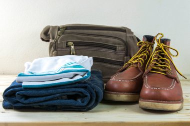 Natürmort ekose gömlek, kot pantolon, kahverengi Ayakkabı ve çanta üzerinde woode ile