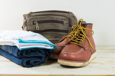 Natürmort ekose gömlek, kot pantolon, kahverengi Ayakkabı ve çanta üzerinde woode ile