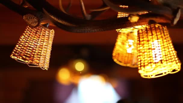 Interior rústico de la lámpara del restaurante natural con cornamenta de ciervo — Vídeos de Stock