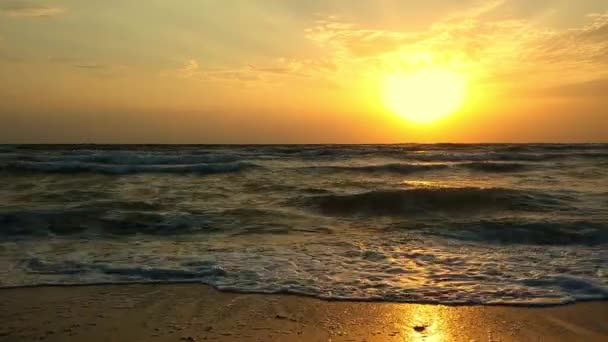 Salida del sol en la playa — Vídeo de stock