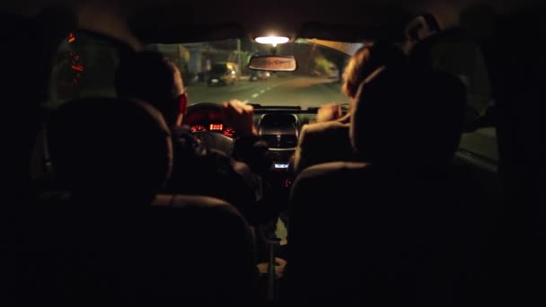 Cestování na noc v malé auto — Stock video