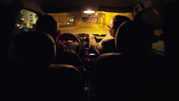 Cestování na noc v malé auto — Stock video