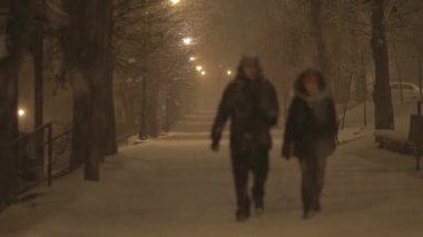 Kar fırtınası gece yürüme Çift