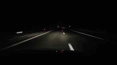 Gece otoyolda sürüş