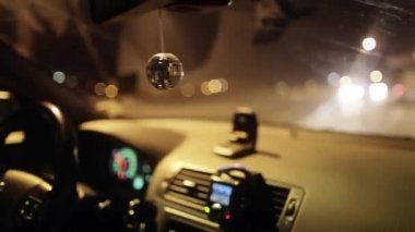 Arabada asılı bir disko topu