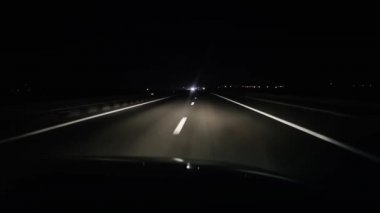 Gece otoyolda sürüş