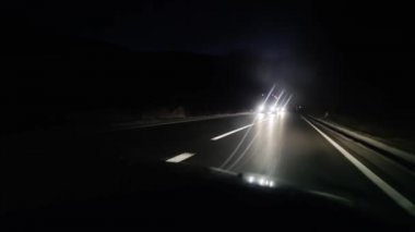 Gece otoyolda sürüş