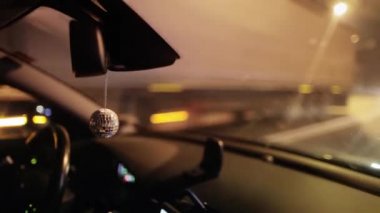 Arabada asılı bir disko topu