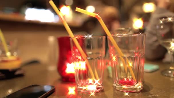 Bere succo fresco al bar di notte con gli amici — Video Stock