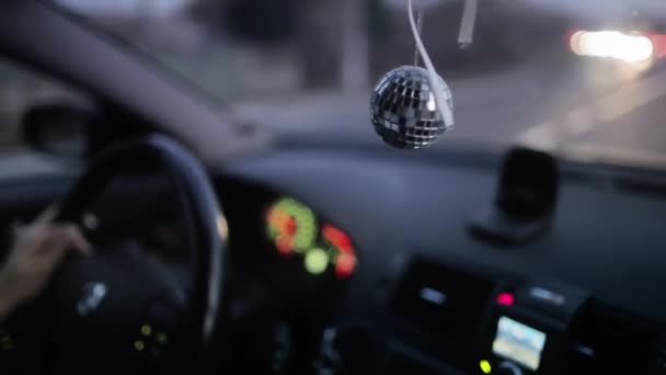 Disco bola colgando en el coche — Vídeos de Stock