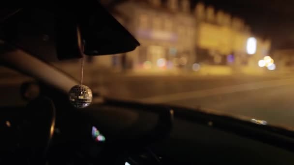 Disco bola colgando en el coche — Vídeos de Stock