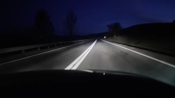 Водіння по шосе вночі — стокове відео