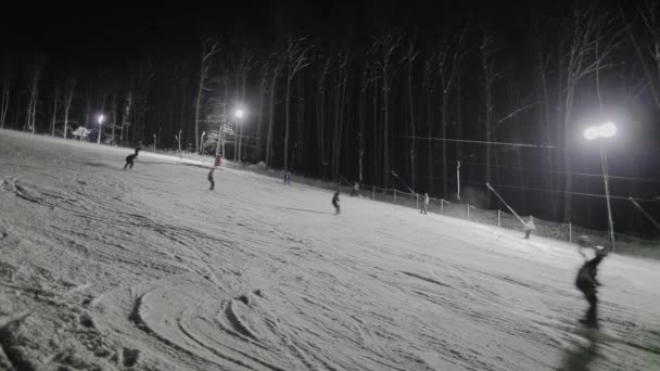 Människor skidåkning på natten — Stockvideo