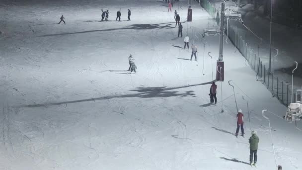 Menschen, die nachts Ski fahren — Stockvideo