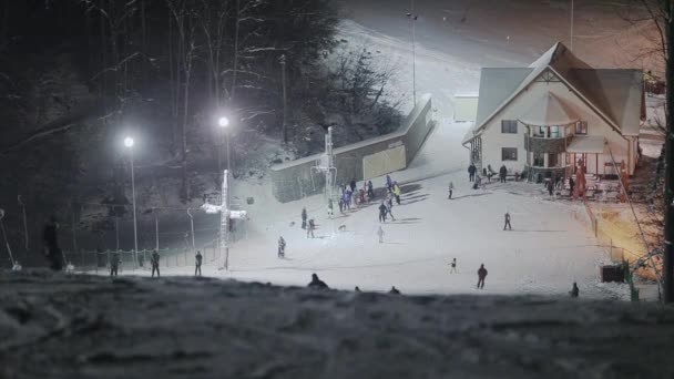 夜スキーの人々 — ストック動画