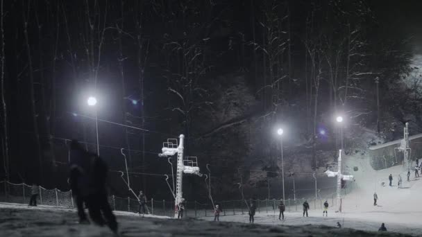 Mensen bij nacht skiën — Stockvideo