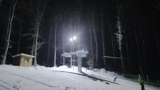 夜间滑雪的人 — 图库视频影像