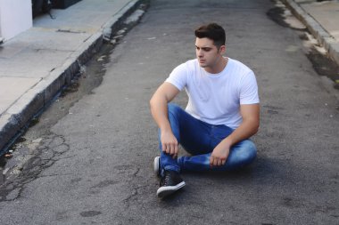 Caddesi'nde oturan genç latin adam