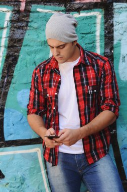onun akıllı telefon kullanan adam
