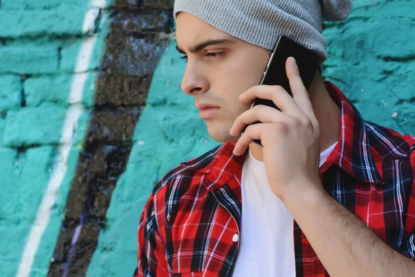 Uomo latino che parla al telefono — Foto Stock