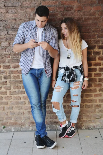 Casal jovem usando smartphone — Fotografia de Stock