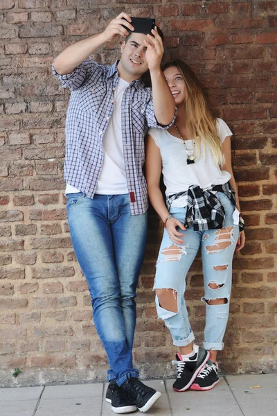 Młoda para biorąc selfie ze smartfonem — Zdjęcie stockowe