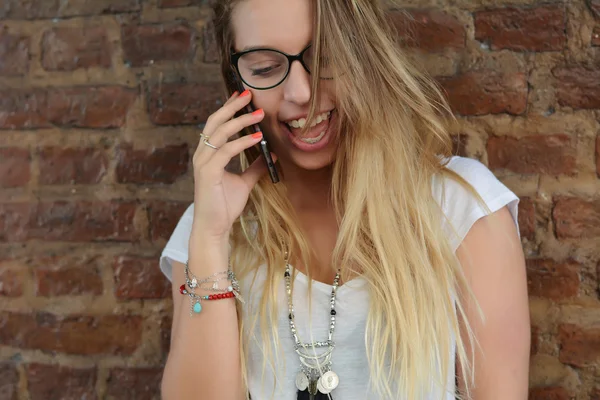 전화 통화를 하는 젊은 여자 — 스톡 사진