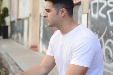 Caddesi'nde oturan genç latin adam