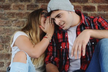 genç bir çift fısıldayan 