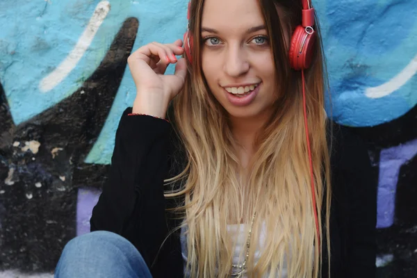 Jovem Mulher ouvindo música — Fotografia de Stock