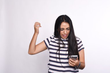 Akıllı telefon kullanan genç bir kadın.