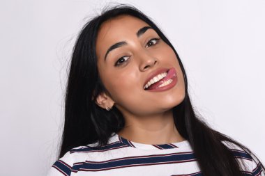 Genç kadın gösteren ifade