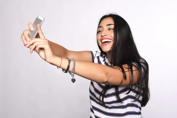 Mujer joven tomando selfie con smartphone —  Fotos de Stock