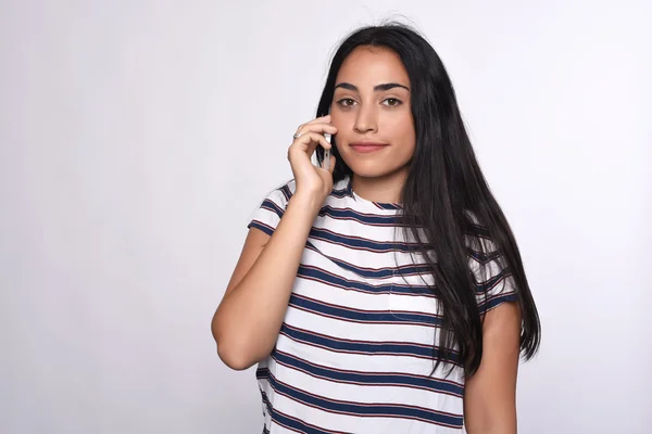 Femme parlant au téléphone — Photo