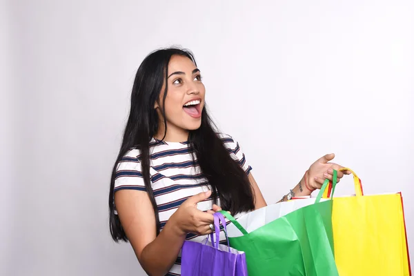 Młoda kobieta łaciński z torby na zakupy — Zdjęcie stockowe
