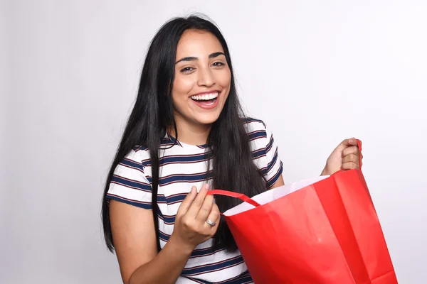 Mujer latina joven con bolsas de compras —  Fotos de Stock