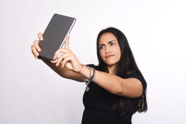 Selfie tablet ile alarak Latin kadın