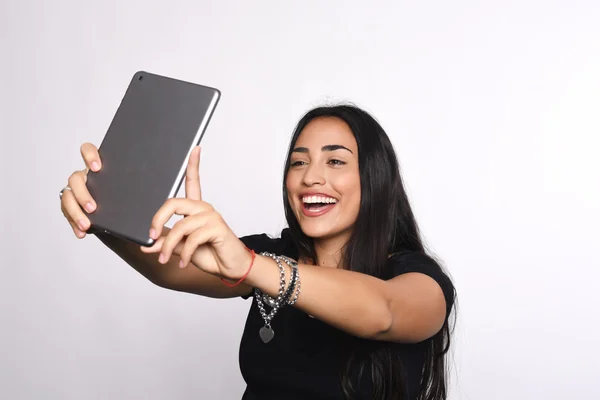 Mujer latina tomando selfie con el comprimido —  Fotos de Stock