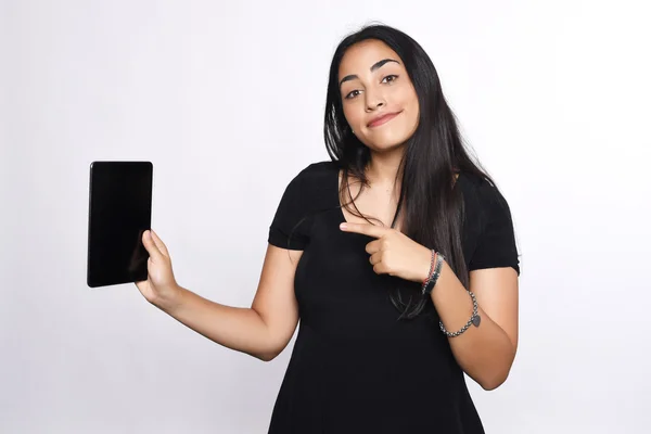 Mujer apuntando tableta —  Fotos de Stock