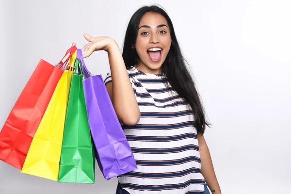 Mulher segurando sacos de compras — Fotografia de Stock