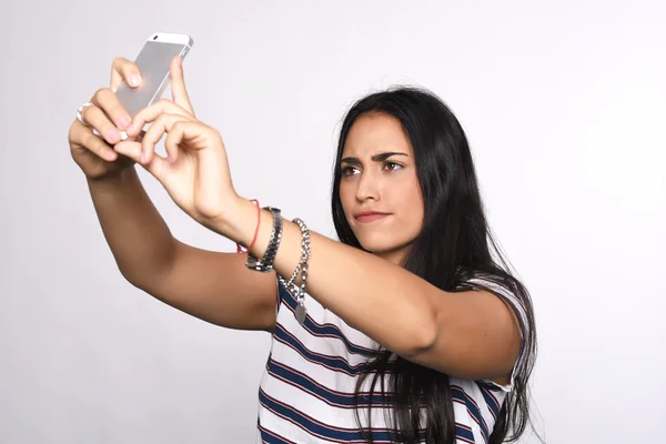 Mujer joven tomando selfie con smartphone —  Fotos de Stock