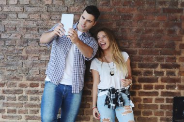 Genç çift selfie çekiyor.