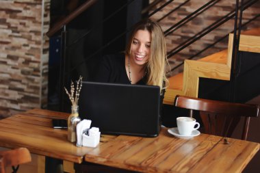 Dizüstü bilgisayar kullanan kadın