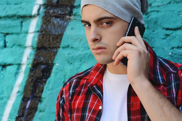 Uomo latino che parla al telefono — Foto Stock