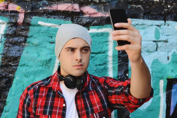 Łacińska człowiek biorąc selfie — Zdjęcie stockowe