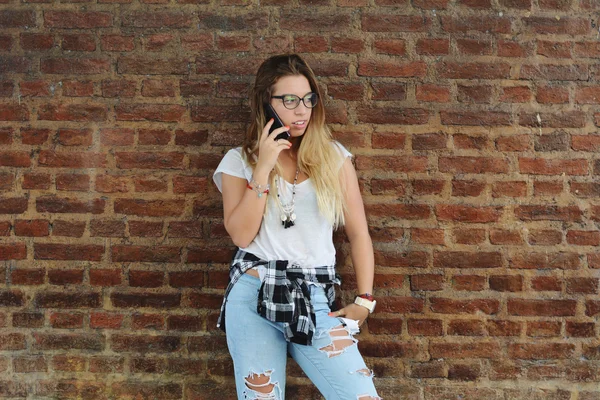 Mladá žena mluví po telefonu — Stock fotografie